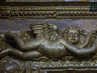 ...sorretta da quattro angeli dorati